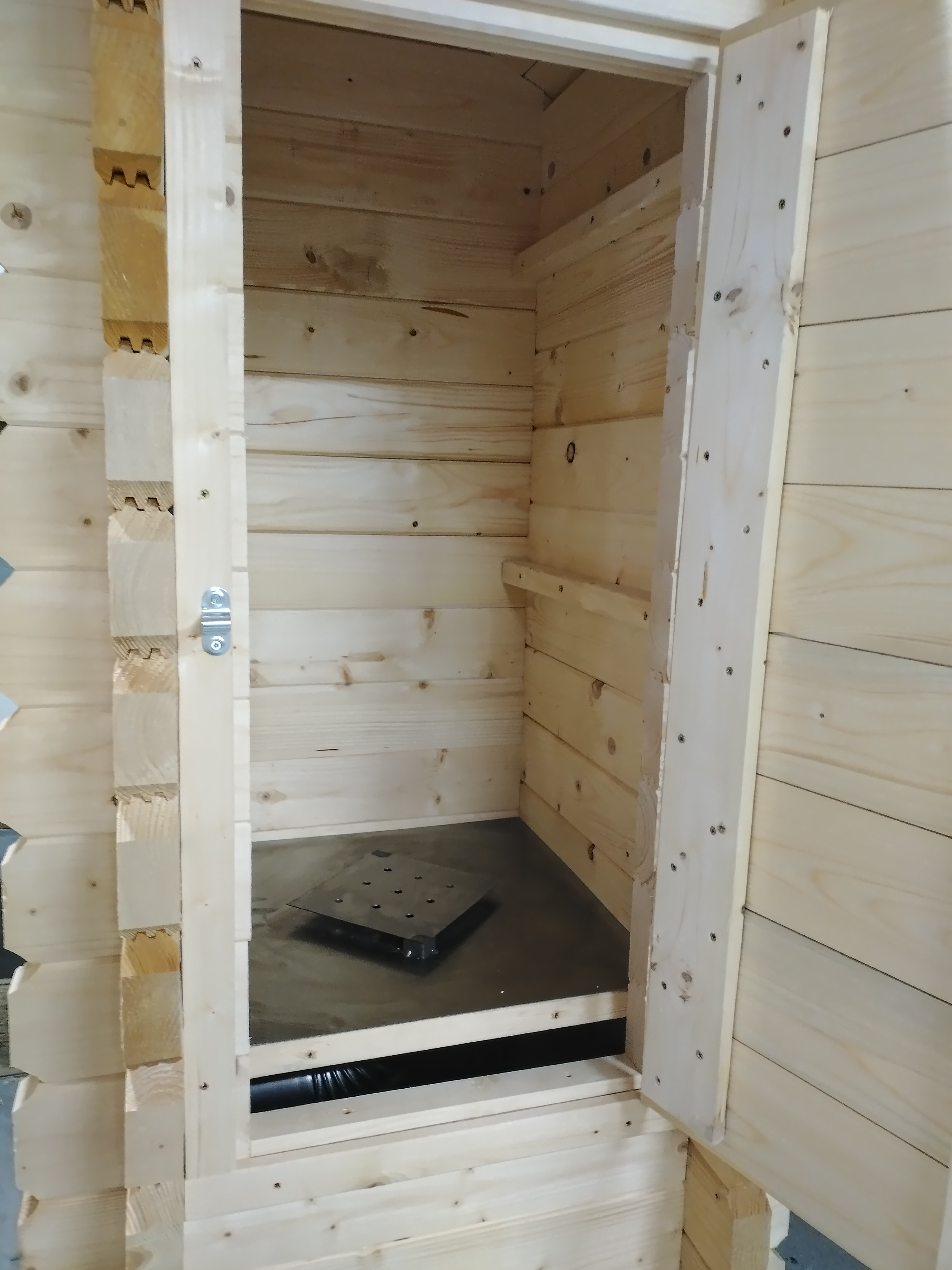 JUMON XXL Dřevěná udírna 80x80x166 cm + topeniště dvířka komín