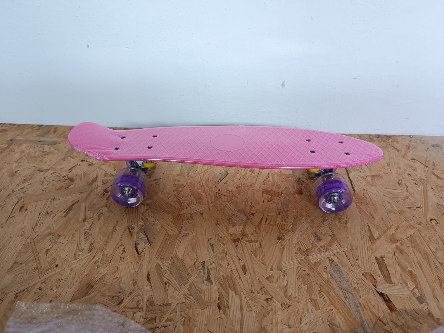 Skateboard Fiszka SVÍTÍCÍ kola RŮŽOVÁ