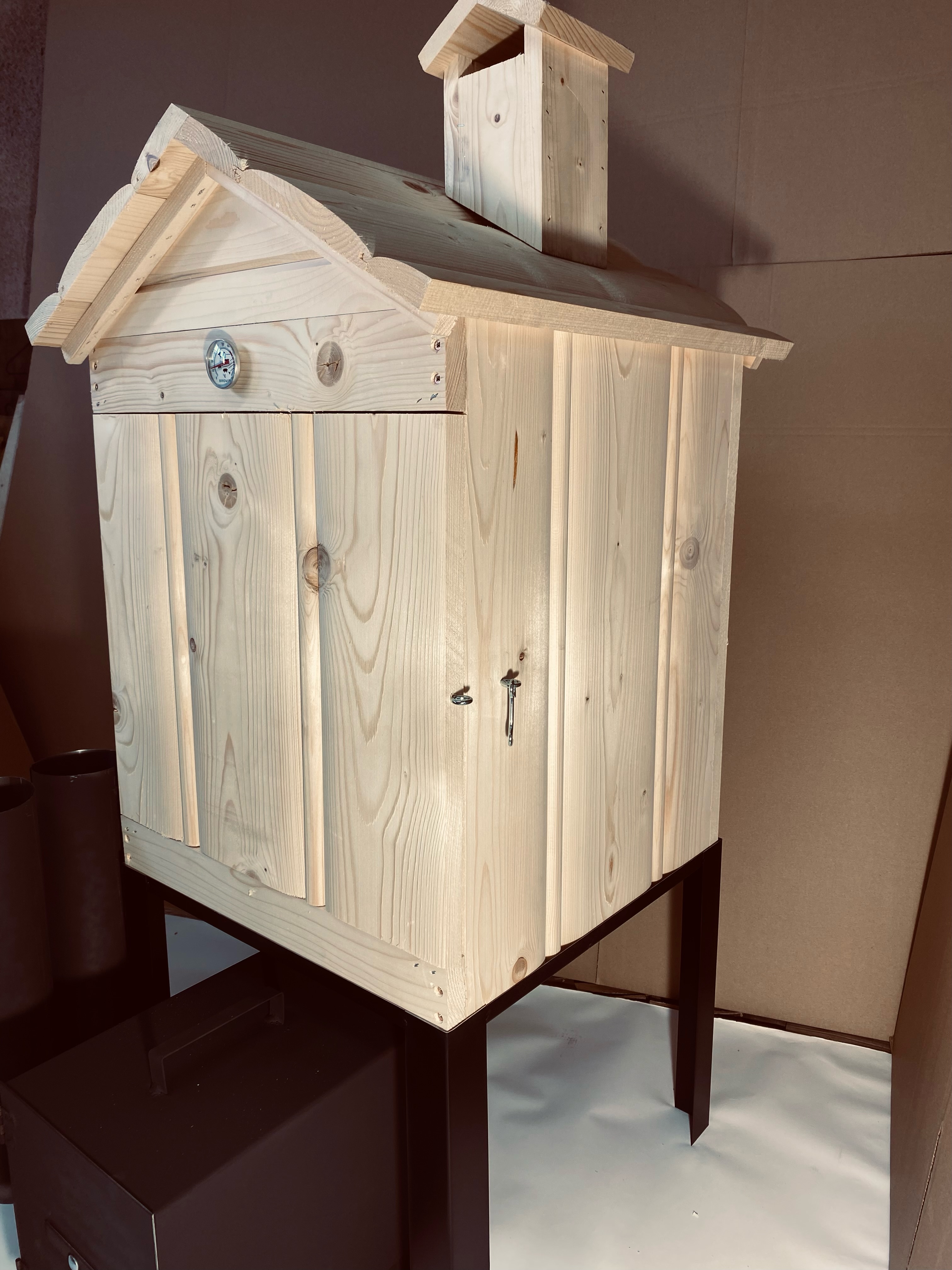 JUMON Dřevěná udírna zahradní 50x50x60 + topeniště dvířka komín NOVÝ MODEL