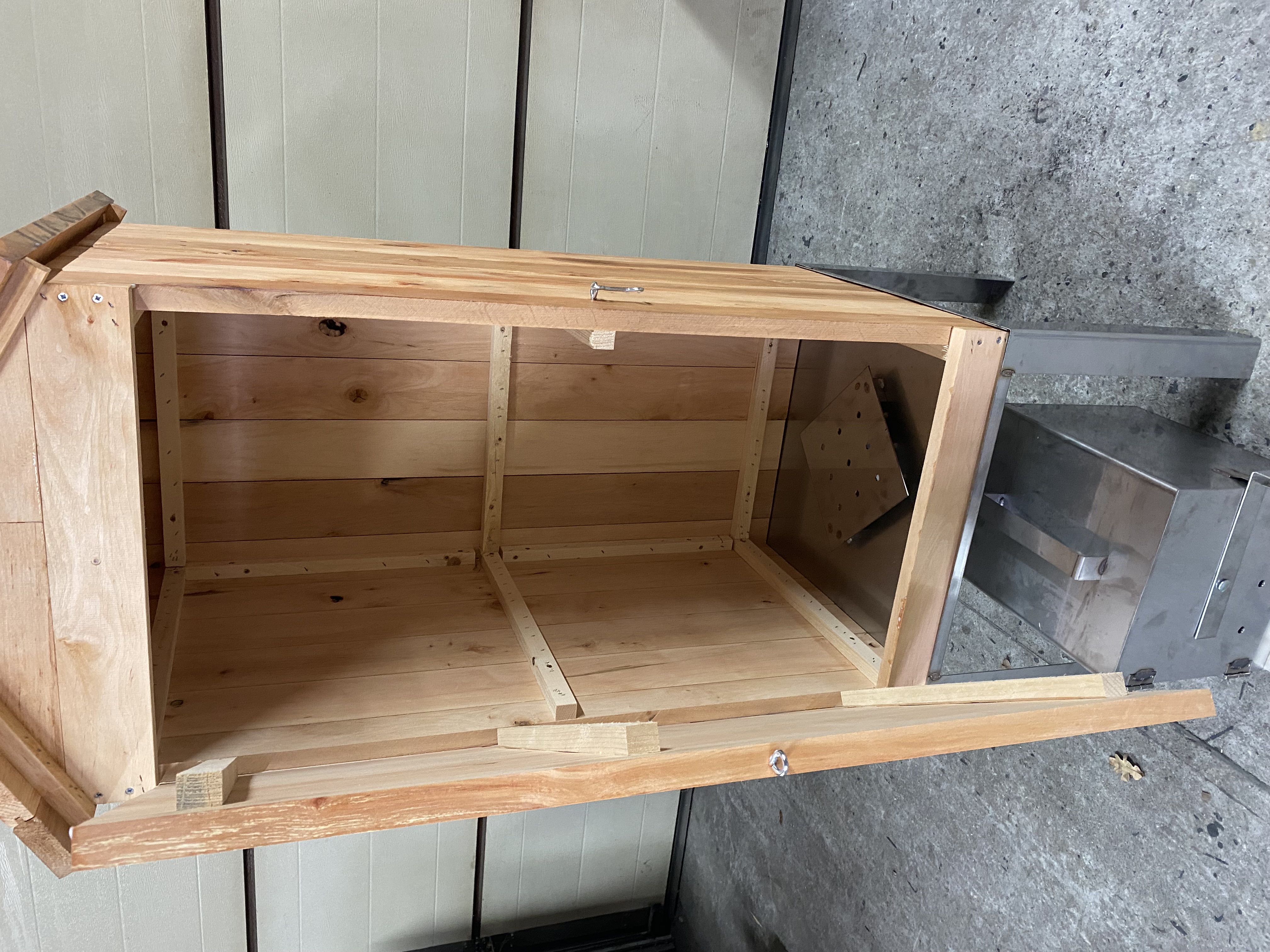 JUMON OLŠE Dřevěná udírna zahradní 100x50x50 + NEREZ topeniště dvířka komín