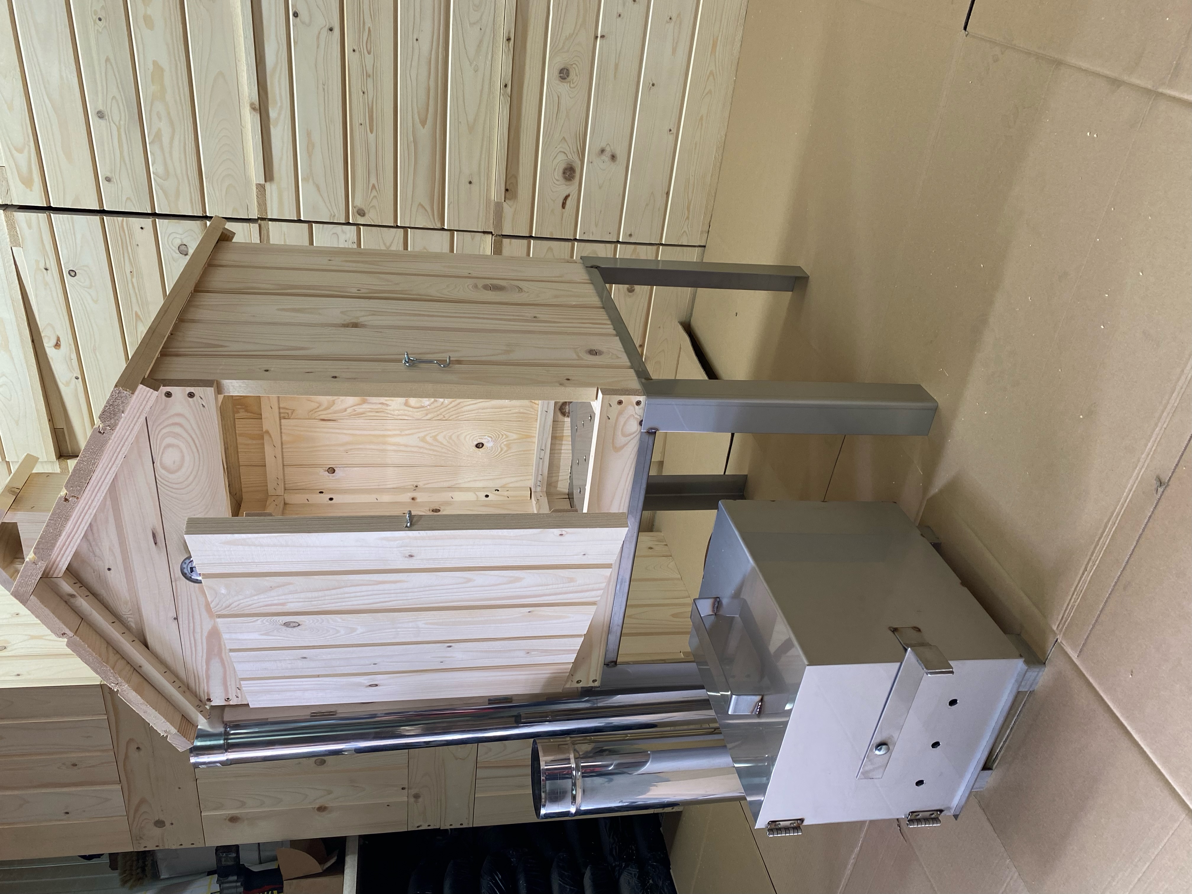 JUMON Dřevěná nerezová udírna zahradní 50x50x60 + topeniště dvířka komín