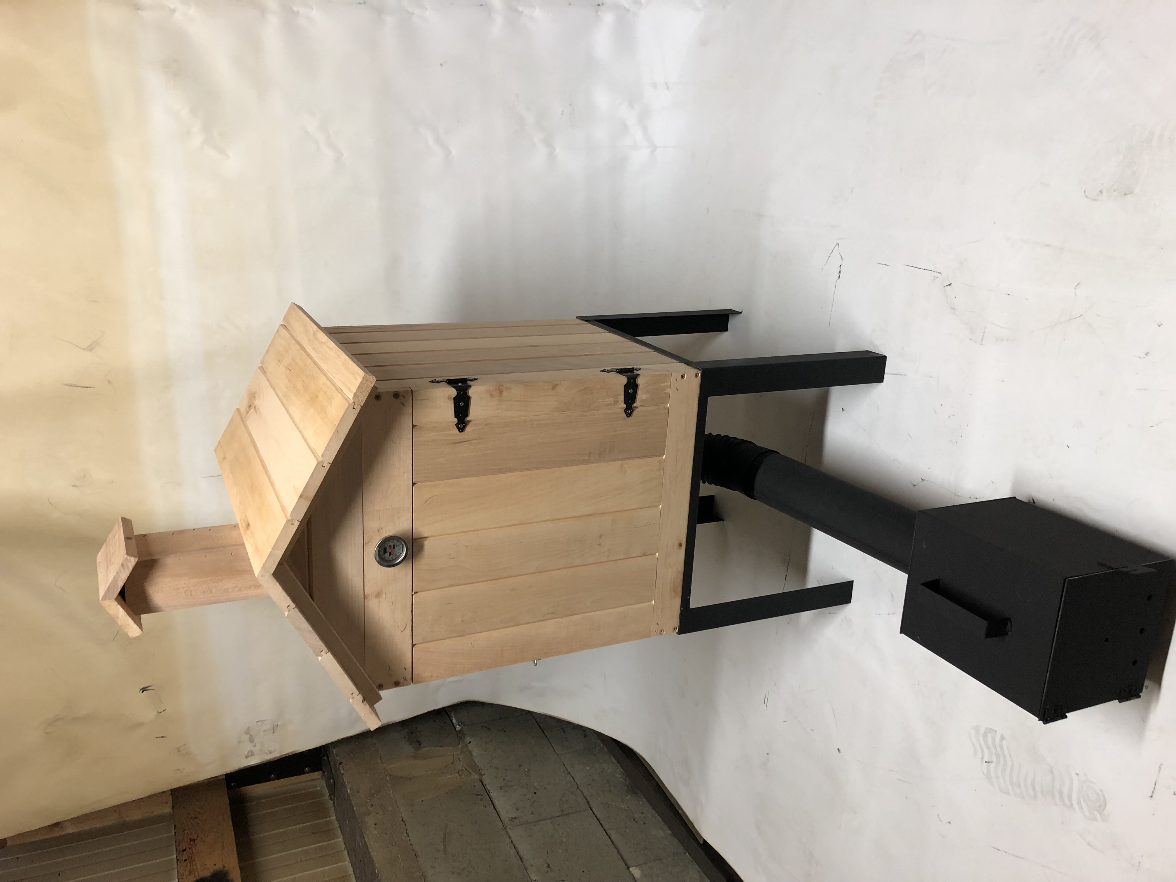 JUMON EXKLUZIVNÍ Dřevěná zahradní udírna z OLŠE 50x50x60 + topeniště dvířka komín