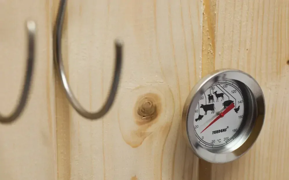 JUMON Dřevěná udírna 50x50x100 + topeniště dvířka komín