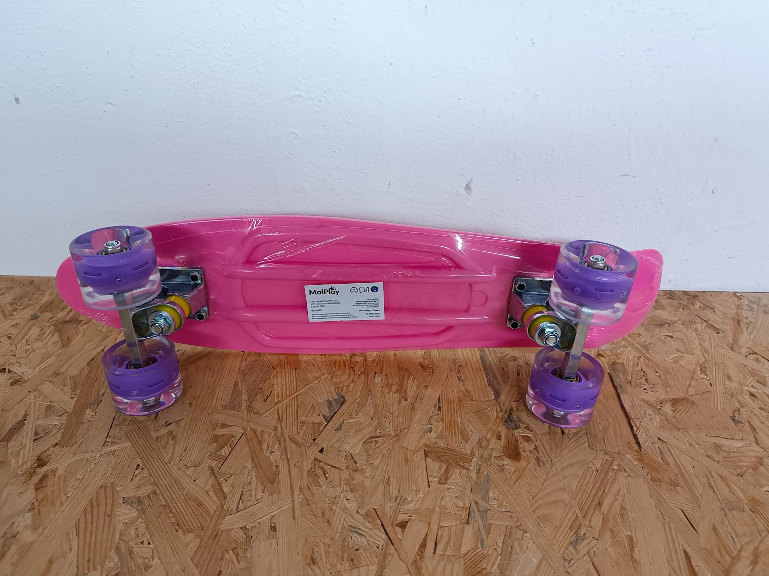 Skateboard Fiszka SVÍTÍCÍ kola RŮŽOVÁ