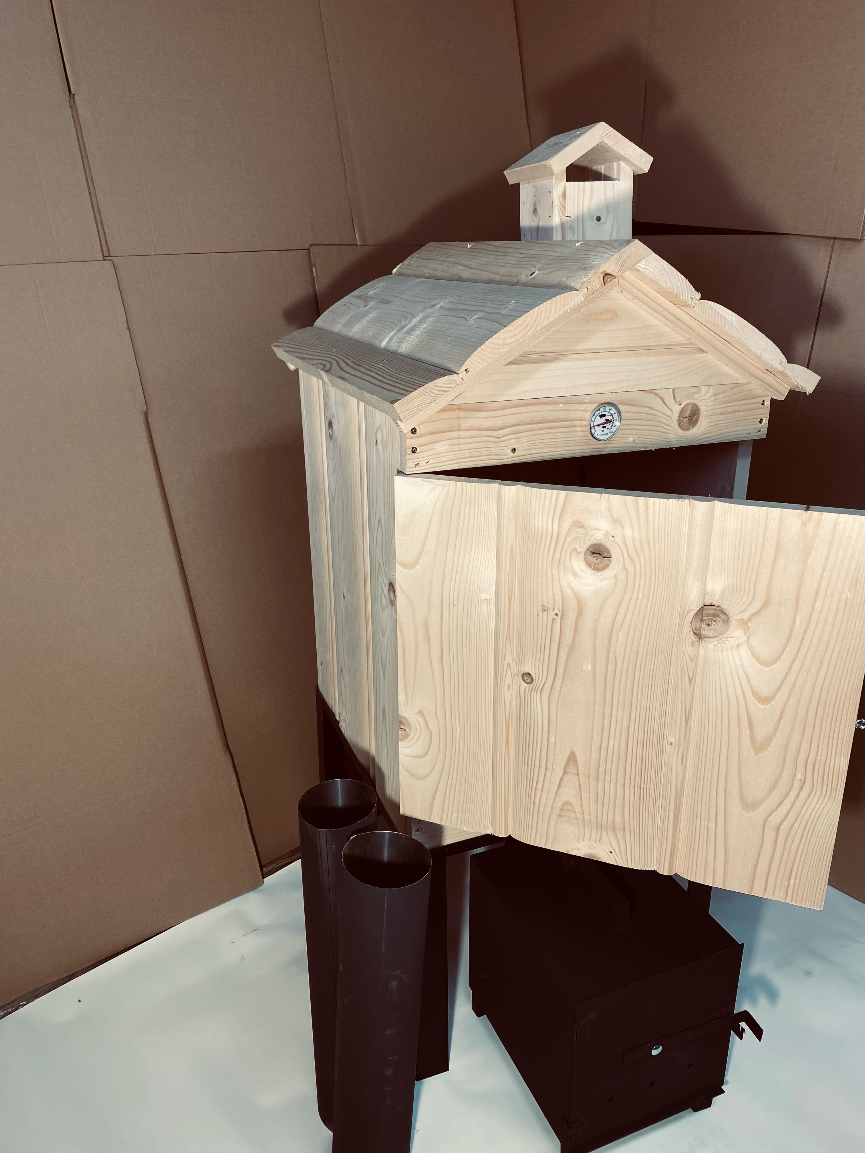 JUMON Dřevěná udírna zahradní 50x50x60 + topeniště dvířka komín NOVÝ MODEL