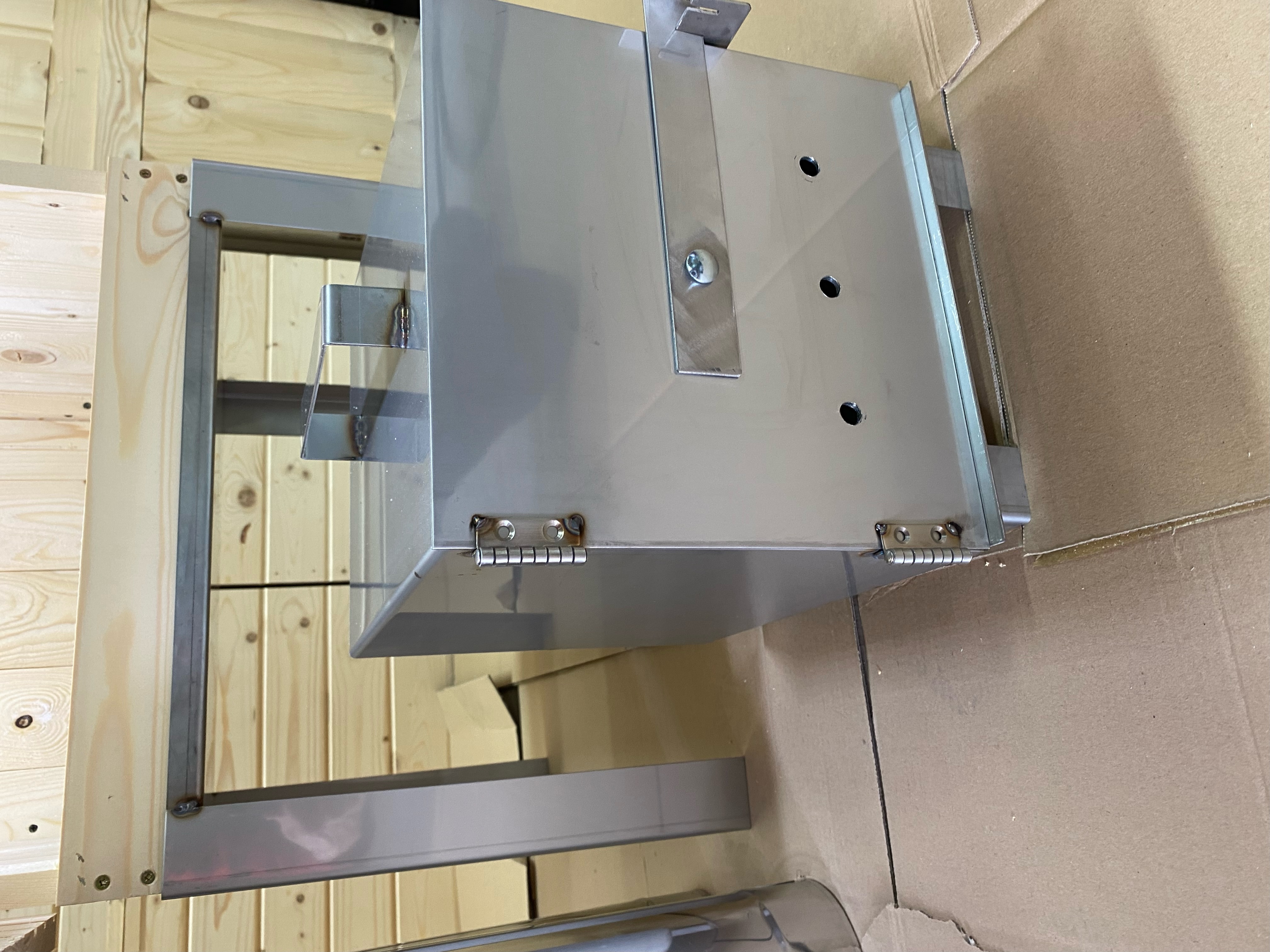 JUMON Dřevěná nerezová udírna zahradní 50x50x60 + topeniště dvířka komín