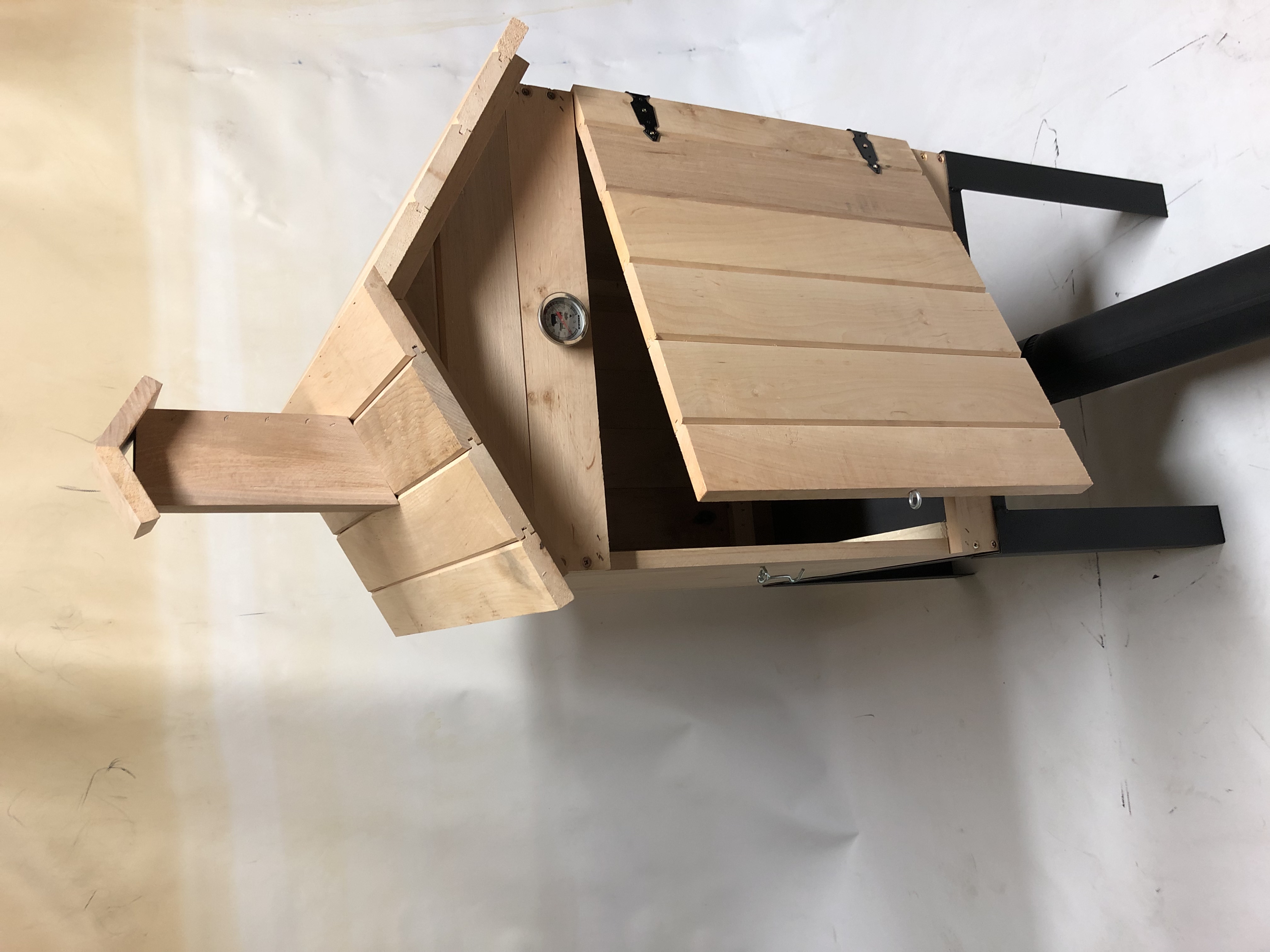 JUMON EXKLUZIVNÍ Dřevěná zahradní udírna z OLŠE 50x50x60 + topeniště dvířka komín