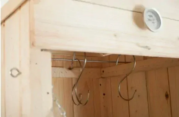 JUMON Dřevěná udírna zahradní 50x50x60 + topeniště dvířka komín