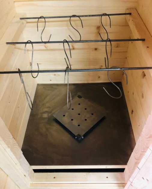 JUMON XXL Dřevěná udírna 80x80x166 cm + topeniště dvířka komín