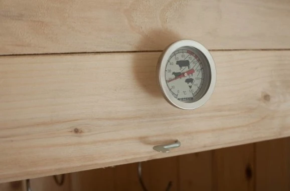 JUMON Dřevěná udírna zahradní 50x50x60 + dvířka komín