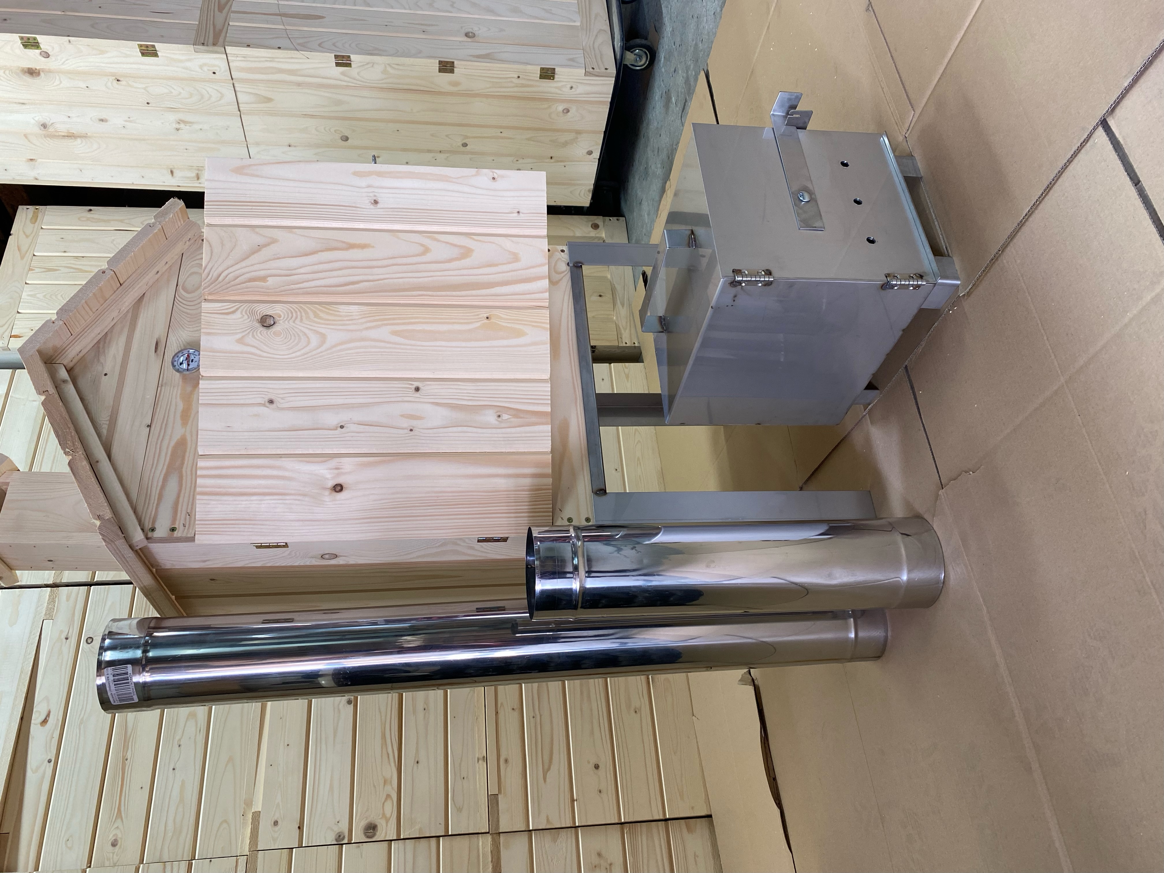 JUMON Dřevěná nerezová udírna zahradní 50x50x60 + topeniště dvířka komín