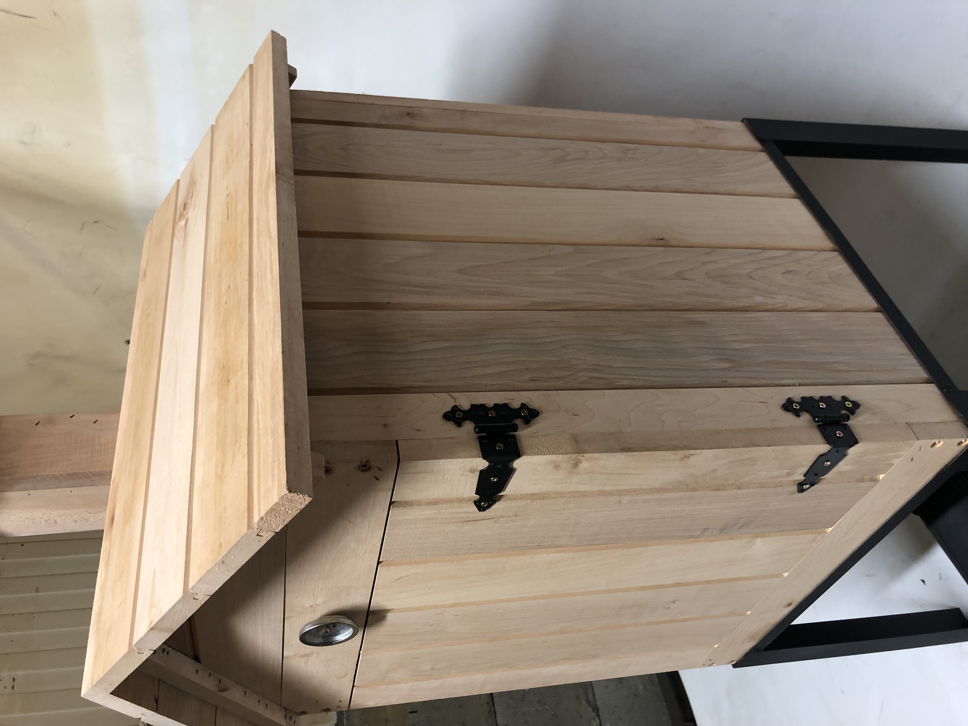 JUMON EXKLUZIVNÍ Dřevěná zahradní udírna z OLŠE 50x50x60 + topeniště dvířka komín