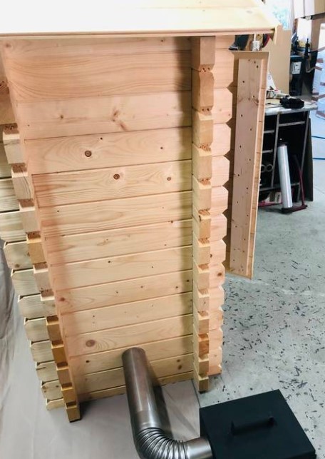 JUMON XXL Dřevěná udírna 80x80x166 cm + topeniště dvířka komín