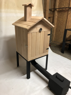 JUMON EXKLUZIVNÍ Dřevěná zahradní udírna z OLŠE 50x50x60 + topeniště dvířka komín